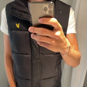 Lyle and scott väst - Perfekt skick knappt använd Tjock väst, perfekt för kallare sommar kvällar Nypris cirka 1000 Storlek xs