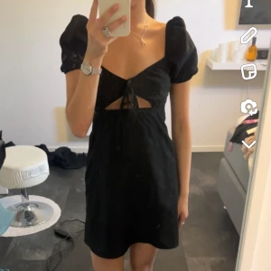 Svart miniklänning  - Svart klänning från hm. Som ny 