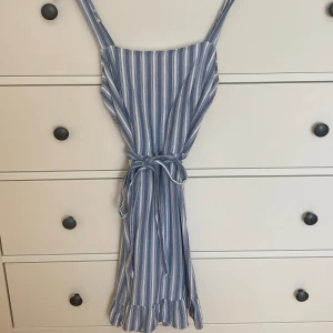 Klänning från Hollister stl. S  - Säljer min klänning från hollister som är väldigt fint skick. Säljs för 90kr+ frakt Den är i stl. S men passar även Xs. Man får även med ett band som man kan knyta runt eller ta bort. Passar perfekt nu till sommaren🌸 För fler frågor kontakta mig!