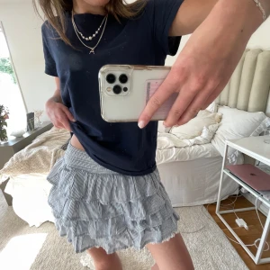 Volangkjol - Supersöt randig volangkjol från hollister med resårband så passar många storlekar🫶🏽