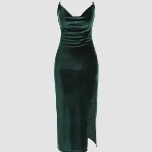 En grön velvet klänning med slits och guldkedja runt halsen🌷💖 Perfekt till bal eller andra festligheter under sommaren☀️ Har använt 2 gånger men kommer inte till använding trots SÅ snygg!