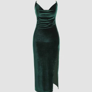 Green velvet dress♡ - En grön velvet klänning med slits och guldkedja runt halsen🌷💖 Perfekt till bal eller andra festligheter under sommaren☀️ Har använt 2 gånger men kommer inte till använding trots SÅ snygg!