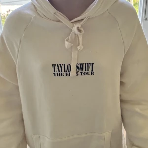 Taylor Swift Hoodie - Hoodie från konserten som inhandlades för 950 kr 