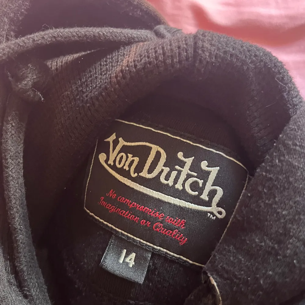 (Äkta) Croppad hoodie från Von Dutch! Dock färgfläckar på HELA hoodien då den tvättades fel, därav det billigare priset! 100 kr + frakt, tar ej Swish bara Köp nu 🌟. Hoodies.
