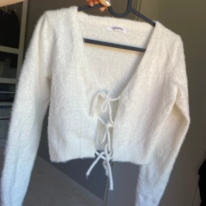 Kofta - Söt vit kofta i mjukt material. Nyskick. Säljer då den är för liten