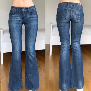 Jätte fina mörkblå lågmidjade bootcut/flared jeans från Levis, tyvär förstora för mig❤️ ( bilderna är från den gamla säljaren )