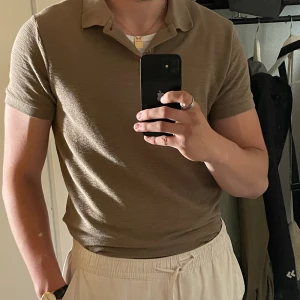 Polotröja  - Säljer nu denna tunna, sköna och stiliga polotröja i nyskick från Lager 157! Den är perfekt för sommaren då den är tunn och andas väldigt bra! Eftersom den är stilren och har otrolig fin färg så går den att matcha till många olika stilar! 