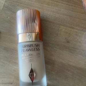 Charlotte Tilbury  - I princip oanvänd foundation 