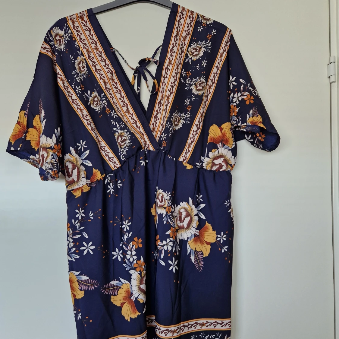 Söt blommig klänning, djup urringning bak. - 90