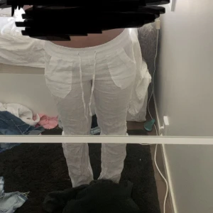 Linnebyxor  - Lågmidjade linnebyxor som jag ej vet vart dom kommer ifrån, men ser ut som dom ifrån Chelsea. Skulle säga st XS eller S.