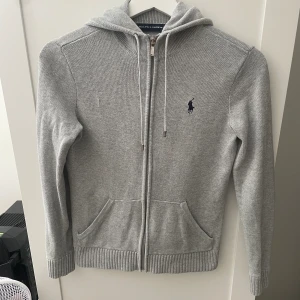 Ralph Lauren zip hoodie - Hej, säljer min Ralph Lauren tröja då den är för lite för mig. Storleken är i XS och den är i topp skick, inga defekter.