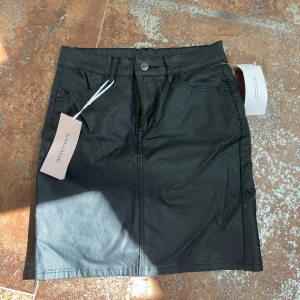 Kjol  - Aldrig använt och lapparna kvar, säljer då de inte är min stil riktigt:( 