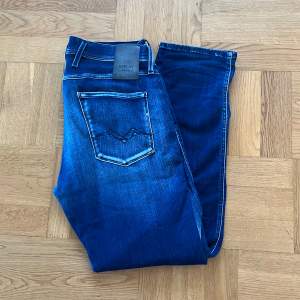 Replay anbass jeans i ett otroligt skick i storlek 33. Just nu säljer vi den för 499kr👍. 