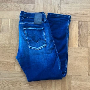 Replay anbass  - Replay anbass jeans i ett otroligt skick i storlek 33. Just nu säljer vi den för 499kr👍. 