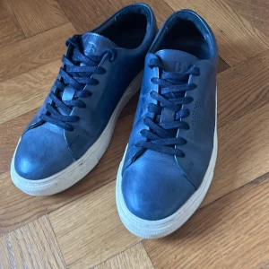 Navy lädersneakers Boggi - Använda 4 ggr väldigt bra skick känns nästan som nya för mindre än halva priset de är normala i storleken och passar perfekt till sommaren. Nypriset har jag för mig låg på mellan 1200-1700