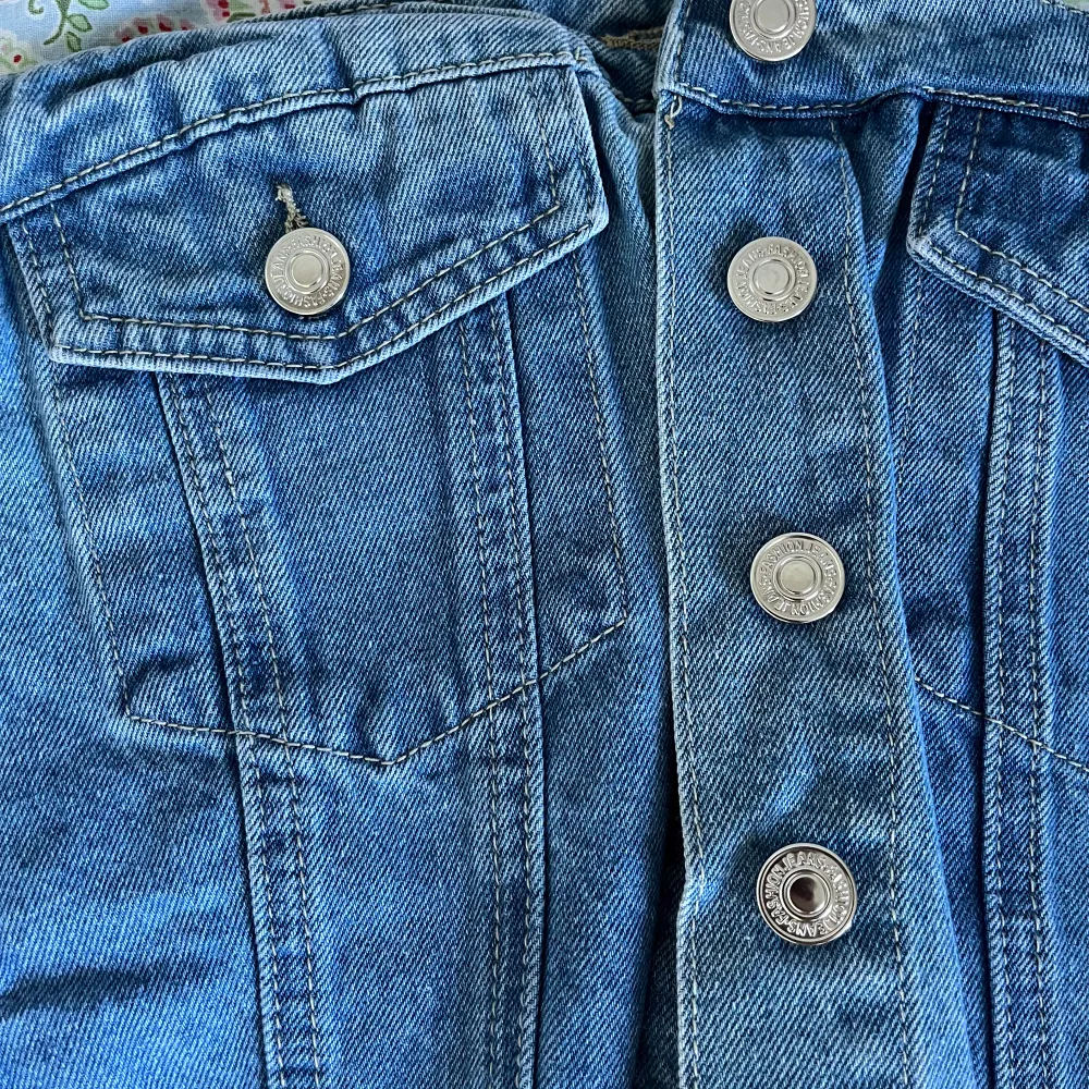 Jeans topp aldrog använd ifrån SHEIN . Toppar.