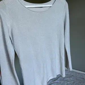En vanlig långärmad tröja från nunnalie. Den är mer glittrig i verkligheten och har en fin passform