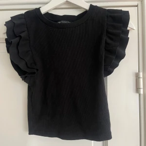 Topp Zara - Jättegullig topp från Zara🫶🏼 säljer då den tyvärr blivit för liten för mig! 