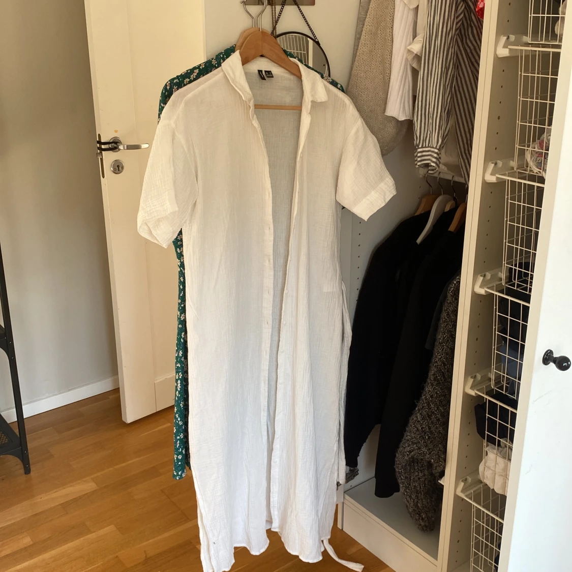 En vit lång klänning - 91