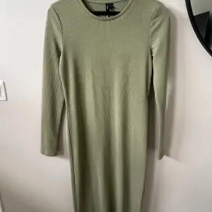 Grön långärmad klänning från Vero Moda i nyskick. Endast använd en gång. 