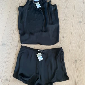 Underkläder set - Svart set, linne och shorts i tunnt glansigt material. Helt nytt! 