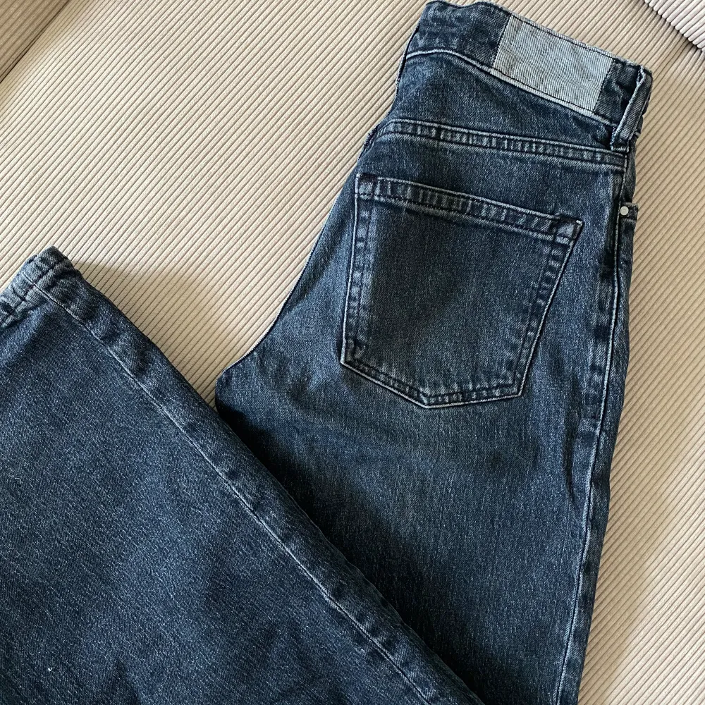 Jeans från KARVE i storlek XS. Mörkgrå/blå färg. Superfint skick, tjockt och bra material! . Jeans & Byxor.