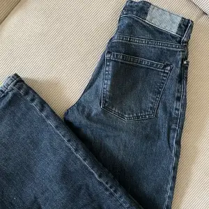 Jeans från KARVE i storlek XS. Mörkgrå/blå färg. Superfint skick, tjockt och bra material! 