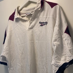 Vit Reebok piké - Bra skick, använd några få gånger! Relativt ”baggy”