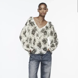 blus  - 💓jag säljer denna blus då jag beställde två olika storlekar men denna va för stor, så den är helt oanvänd och lapp finns kvar på💓💓skriv t mig och eventuella frågor!!