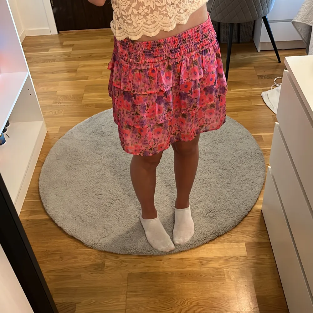 Super fin volang kjol från bik bok i storlek xs passar även s. Ganska högmidjade men man kan vika ner som jag gjort på bilderna!❤️aldrig använd, hör av er vid frågor ❤️. Kjolar.
