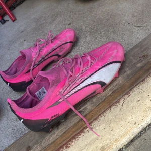 Fotbolls skor  - Jätte fina puma skor som enbart är använda  ett par gånger. Säljer dem då jag har dragit korsbandet och ej kan spela längre. Fullt fungerande skor och riktigt snygga . Köpte dem för 2500kr men lägger ut dem 2000 men kan prutas ner.