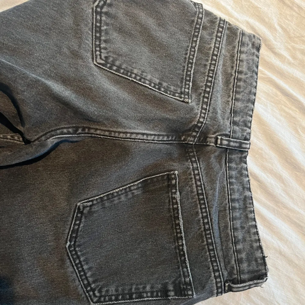 Low waist jeans från zara i ett bra skick. Urtvättad svart/grå tvätt . Jeans & Byxor.