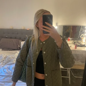 Vårjacka Grön - Super snygg vårjacka i mörkgrön ifrån gina tricot, sitter perfekt på mig som är 165 Ej för tjockt tyg!! Säljer pga har ej användning för den❤️
