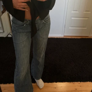 Lågmidjade jeans  - Sjukt snygga lågmidjade jeans! Endast använt 2 gånger då jag inte känner att de är min stil riktigt. Köpt från plick, inga defekter? 