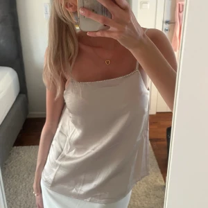 Söt topp - Jättesött linne i satin, storlek S