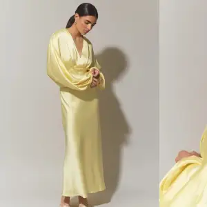 INTRESSEKOLL på denna slutsålda virala klänning från Gina Tricot! Funderar på att sälja då jag är osäker på om den kommer till användning💛 Säljer ENDAST vid bra pris😊(bild på klänning skickas vid önskemål, ej använd)