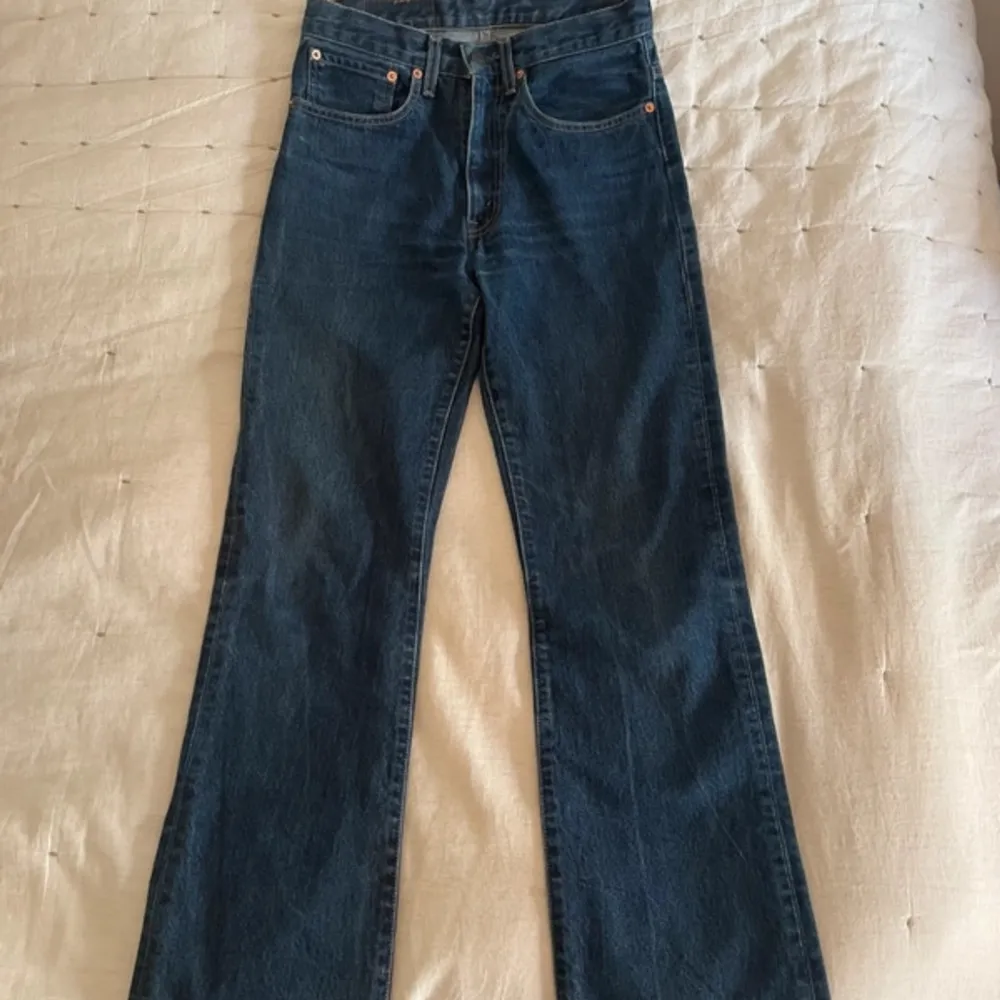 Superfin tvätt! Endast använda en gång. W29 L32. Raka i modellen med lite hög midja. . Jeans & Byxor.