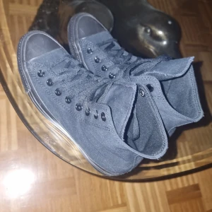 Converse black  - Nya endast provade Säljs pga ångrad köp Nypris 799 Strl 40 