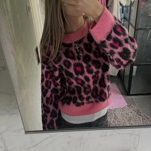 leopard tröja - så fin! säljer pga att jag har för mycket kläder, står ingen storlek men skulle säga att den massa xs/s möjligvis m oxå beroende på hur man vill att den ska sitta 🥰 använd köp direkt! 