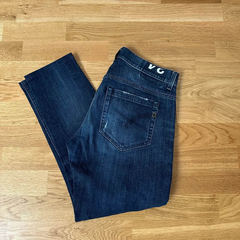 Säljer nu dessa sjukt snygga Dondup George jeans | skick 9/10 | ny pris 3000 kr | mitt pris 799 kr | Hör av dig vid lilla minsta fundering🤝😁. Jeans & Byxor.