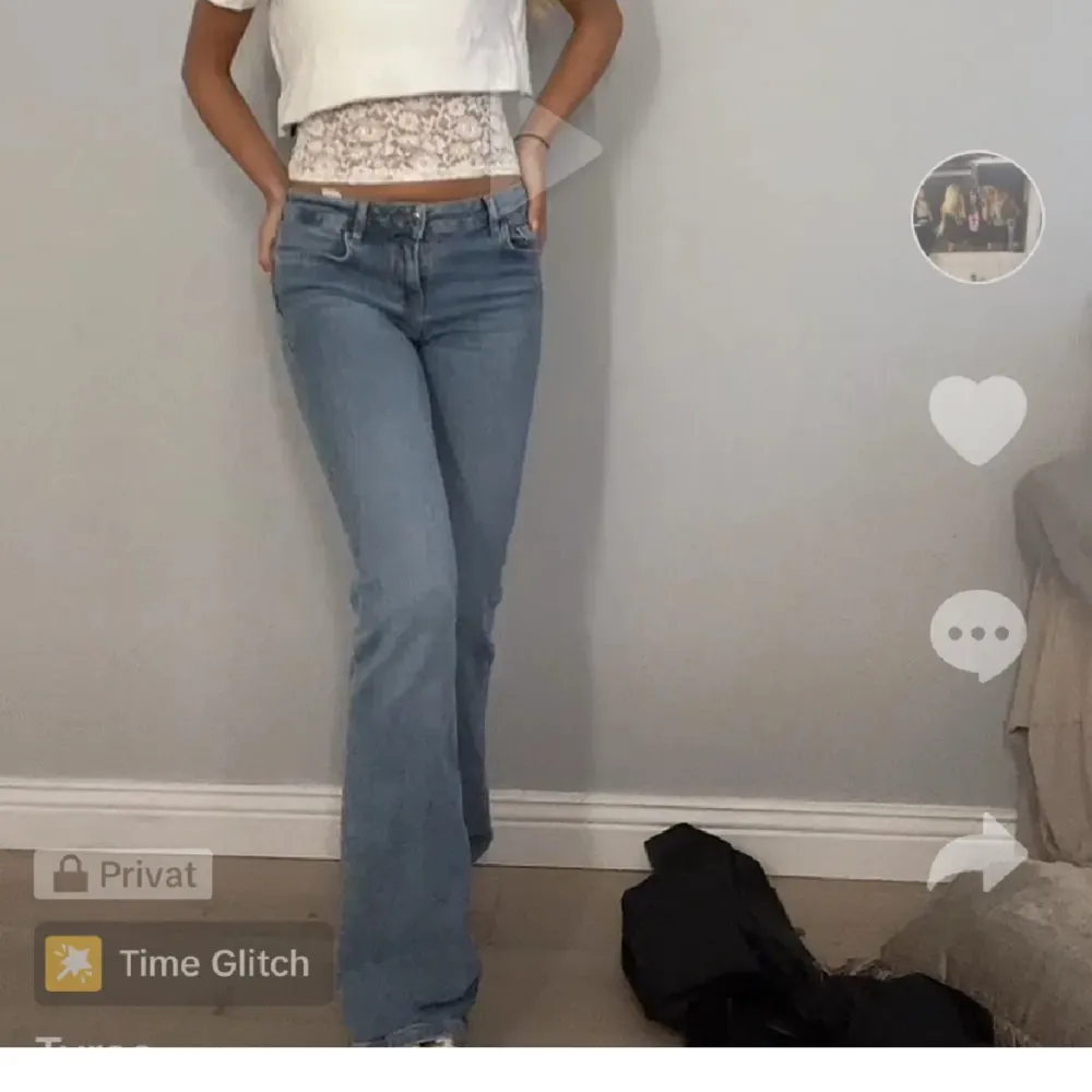 Säljer nu dessa super snygga low waist jeansen från zara. Storlek 34 men stretchiga💗. Jeans & Byxor.