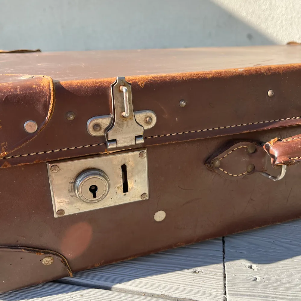Gammal vintage koffert i läder med dimensionerna ca 65x40 cm. Defekter förekommer (lås, handtag), men den kan vara cool om man är lite händig och kreativ och vill använda den i dekorativt syfte. Har tillhört Marianne Widell från Östersund. . Väskor.
