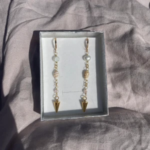 Ocean spike örhängen  - 39kr per par, finns flera i lager😊 kolla gärna in min instragram där jag främst sköter försäljningen 🤍 fler liknande smycken hittar ni på min sida 🥰