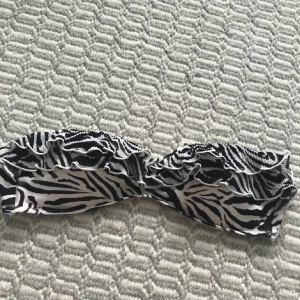 Zebra bikini - Säljer denna oanvända överdel från H&m som inte längre säljs! Storlek 38! Men passar nog 36/38🩵