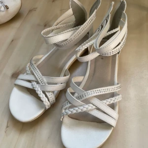 Vita skor - Vita skor i strl 36💕använda men fint skick