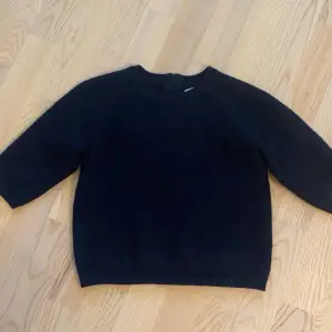 Marinblå tröja från zara i storlek xs/s. Använd fåtal gånger