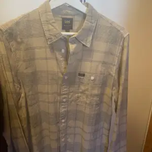 Säljer denna snygga helt oanvända Lee-skjortan som inte kom till användning pga för liten storlek för mig. Köptes för 700 kr. 