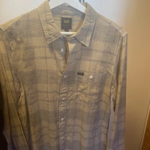 Oanvänd Lee skjorta - Säljer denna snygga helt oanvända Lee-skjortan som inte kom till användning pga för liten storlek för mig. Köptes för 700 kr. 