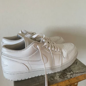 Nike jorden 1 low white  - Säljer mina Jordan 1 low white storlek 43 då jag inte använder dom längre. Dom är i bra skick och är försiktigt använda 