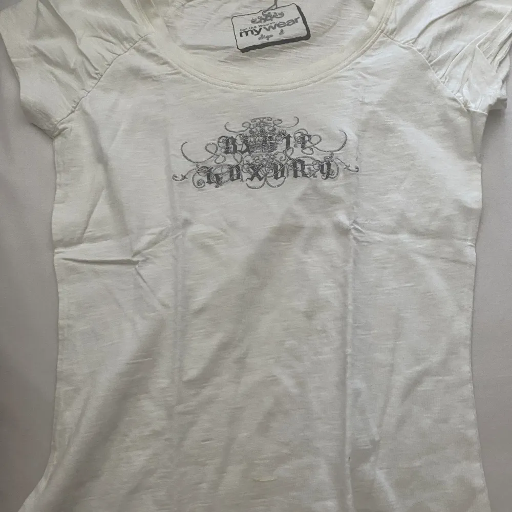 Vintage vit tröja med ett motiv på! Är osäker på storleken men jag skulle säga stl S! Hör av dig om fler frågor 🤍. T-shirts.
